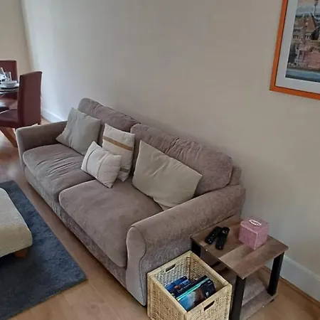 Stylish 3 Bed Flat With Private Balcony *