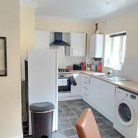 Stylish 3 Bed Flat With Private Balcony * Bristol