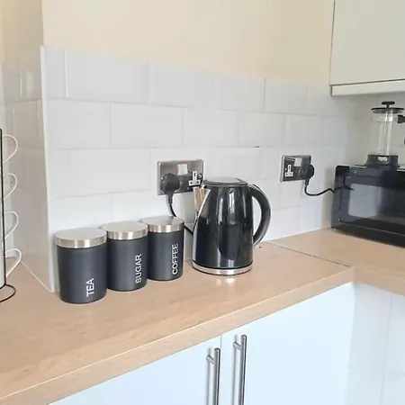 Stylish 3 Bed Flat With Private Balcony Appartement *
