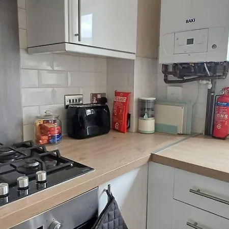 Stylish 3 Bed Flat With Private Balcony Bristol