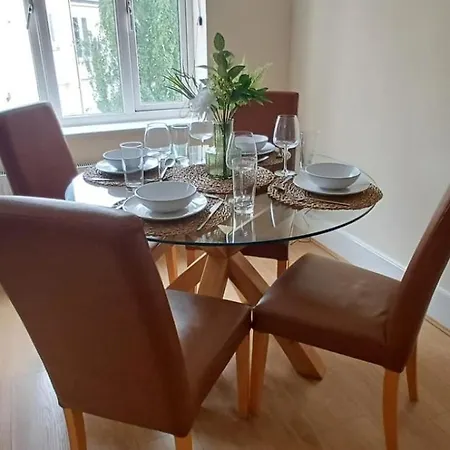 Appartement Stylish 3 Bed Flat With Private Balcony