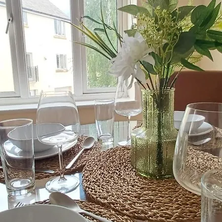 Stylish 3 Bed Flat With Private Balcony