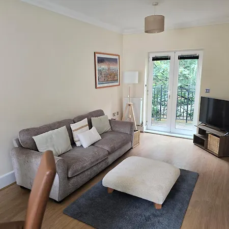 Stylish 3 Bed Flat With Private Balcony * Bristol