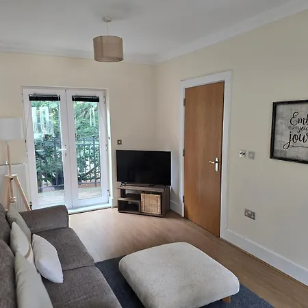Stylish 3 Bed Flat With Private Balcony Appartement *