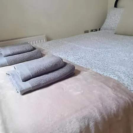 Appartement Stylish 3 Bed Flat With Private Balcony