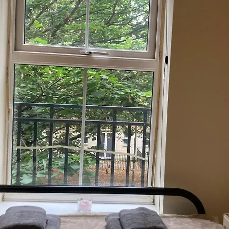 Stylish 3 Bed Flat With Private Balcony *