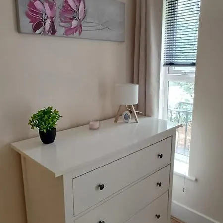 Stylish 3 Bed Flat With Private Balcony