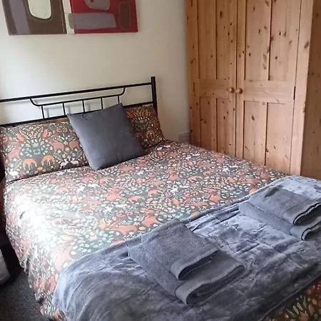 Stylish 3 Bed Flat With Private Balcony Bristol