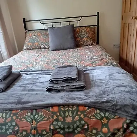 Stylish 3 Bed Flat With Private Balcony * Bristol