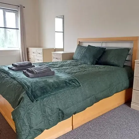 Stylish 3 Bed Flat With Private Balcony *
