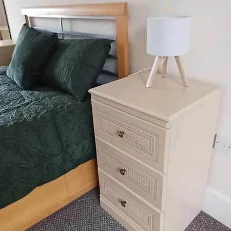 Appartement Stylish 3 Bed Flat With Private Balcony *