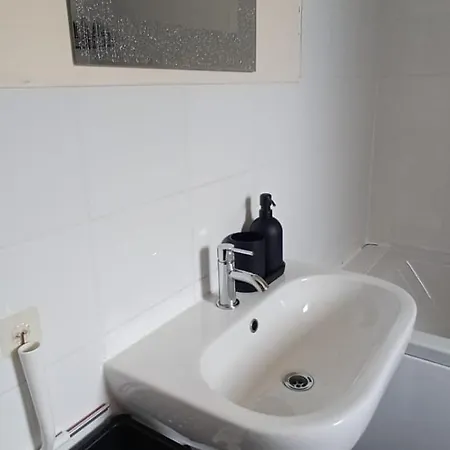 Stylish 3 Bed Flat With Private Balcony
