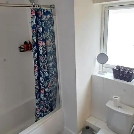 Stylish 3 Bed Flat With Private Balcony Bristol