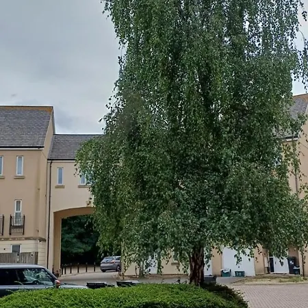 Stylish 3 Bed Flat With Private Balcony *