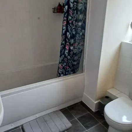 Stylish 3 Bed Flat With Private Balcony Bristol
